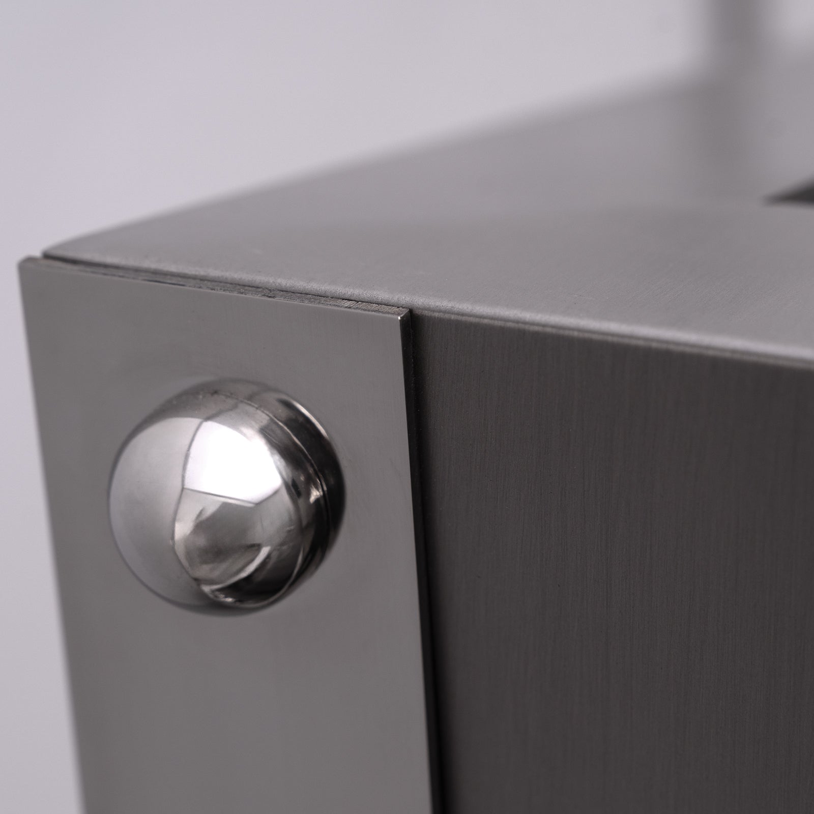 stainless_steel_tapered_body_range_hood_modern_design