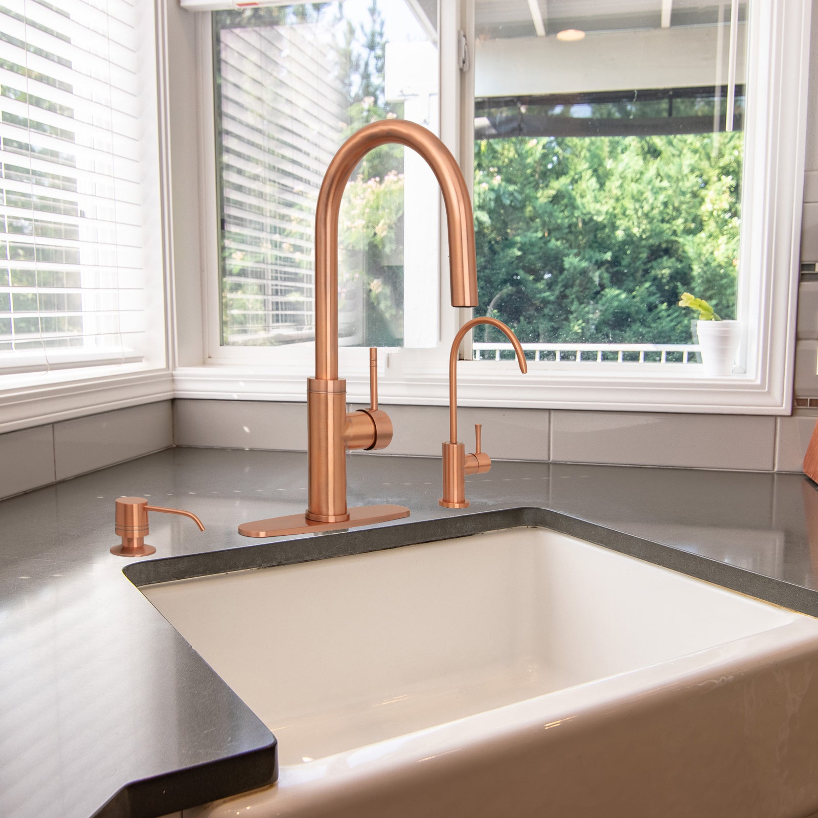 Copper Pull Out Kitchen Faucet with Deck Plate, Single Level Solid Brass Kitchen Sink Faucets with Pull Down Sprayer-AK96416C
